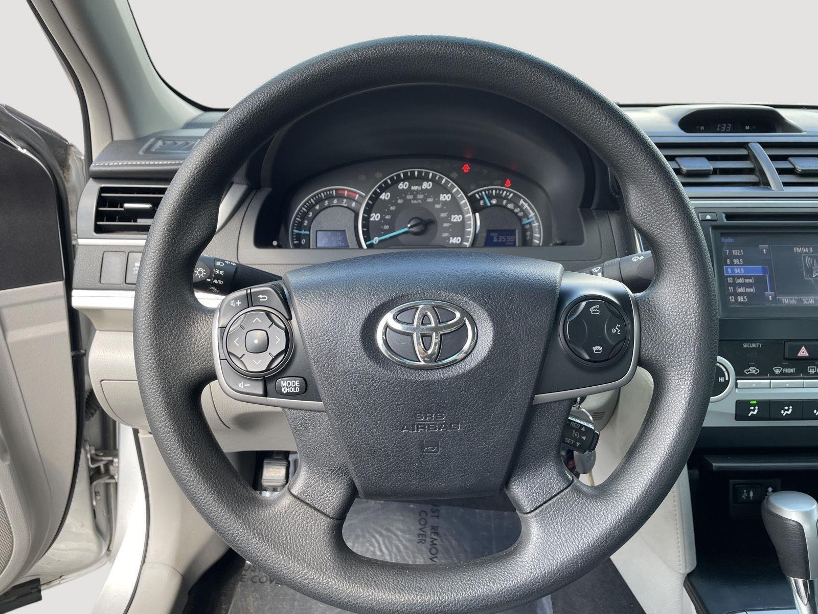 Used 2014 Classic Silver Metallic Toyota LE image 19