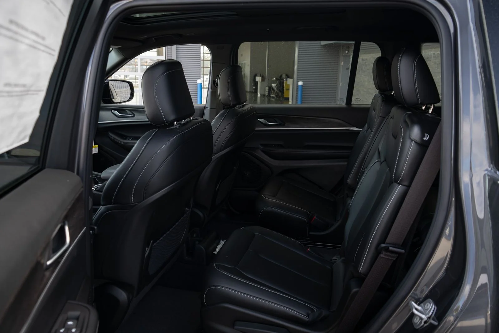New 2025 Baltic Gray Metallic Clear-Coat Exterior Paint Jeep Limited image 19
