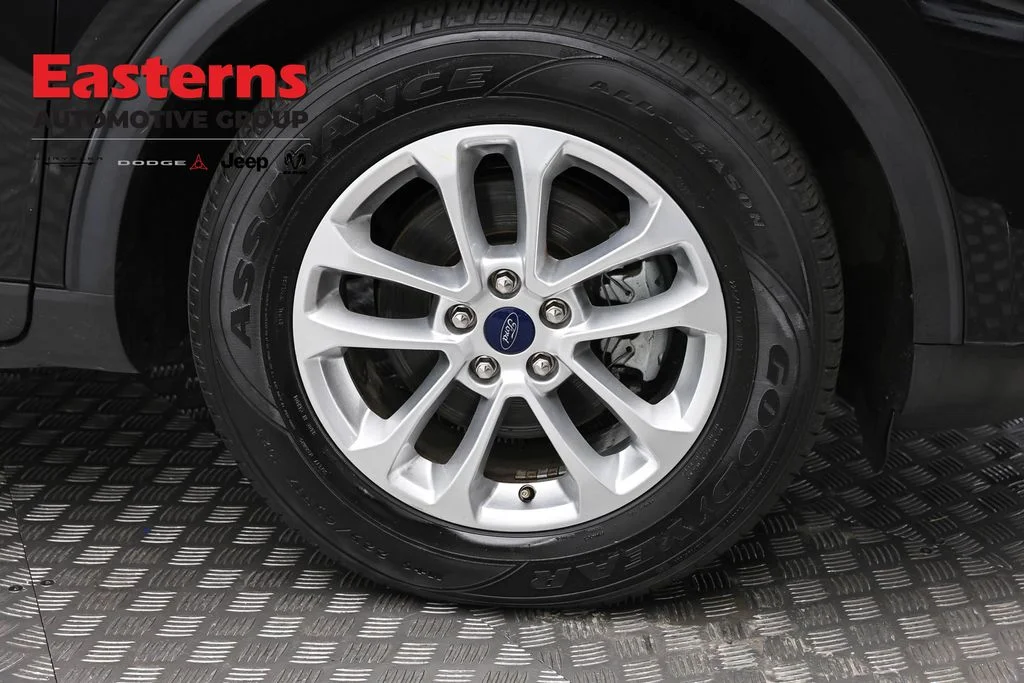 Used 2022 Black Ford SE image 31