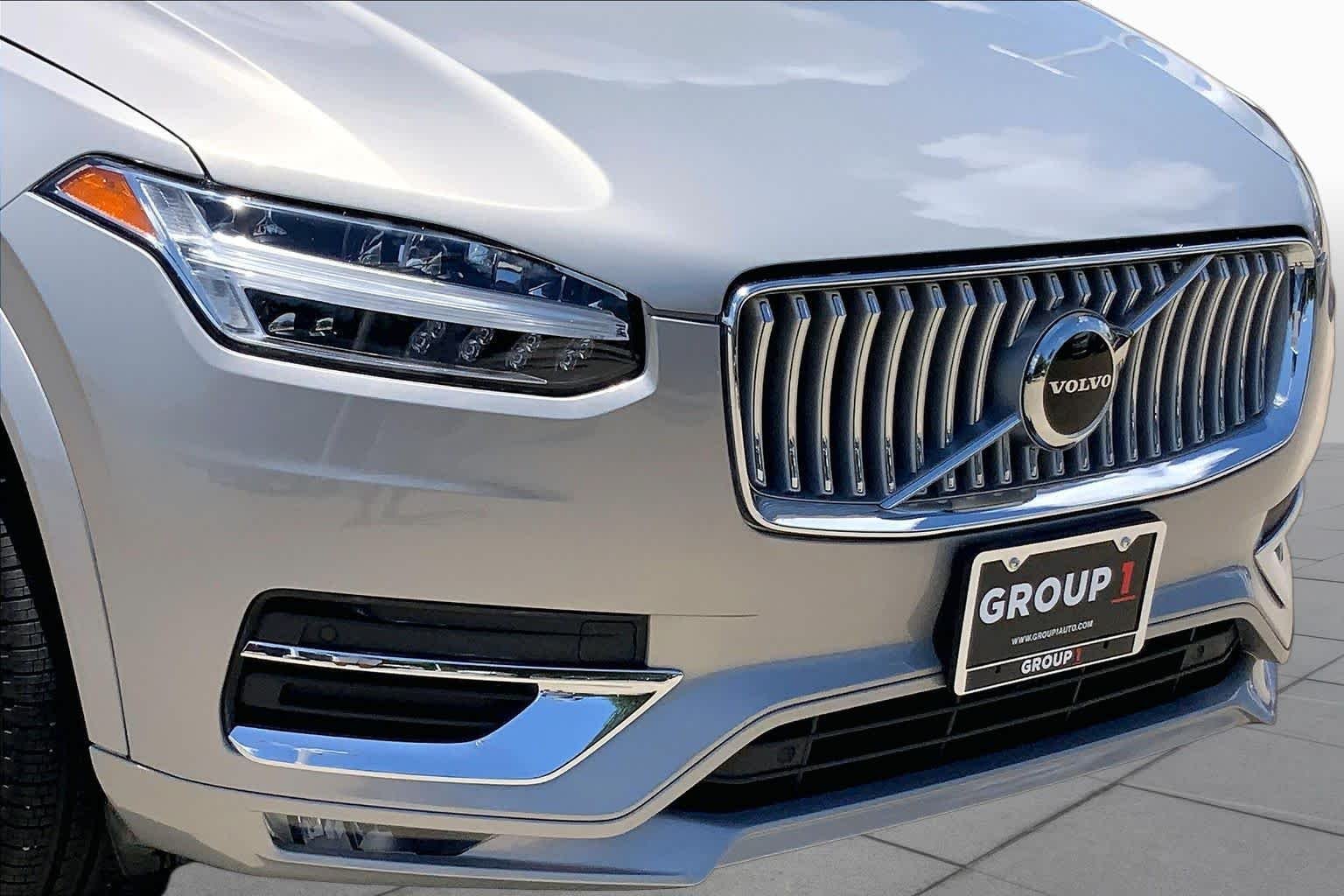 Used 2025 Silver Dawn Metallic Volvo Core image 30