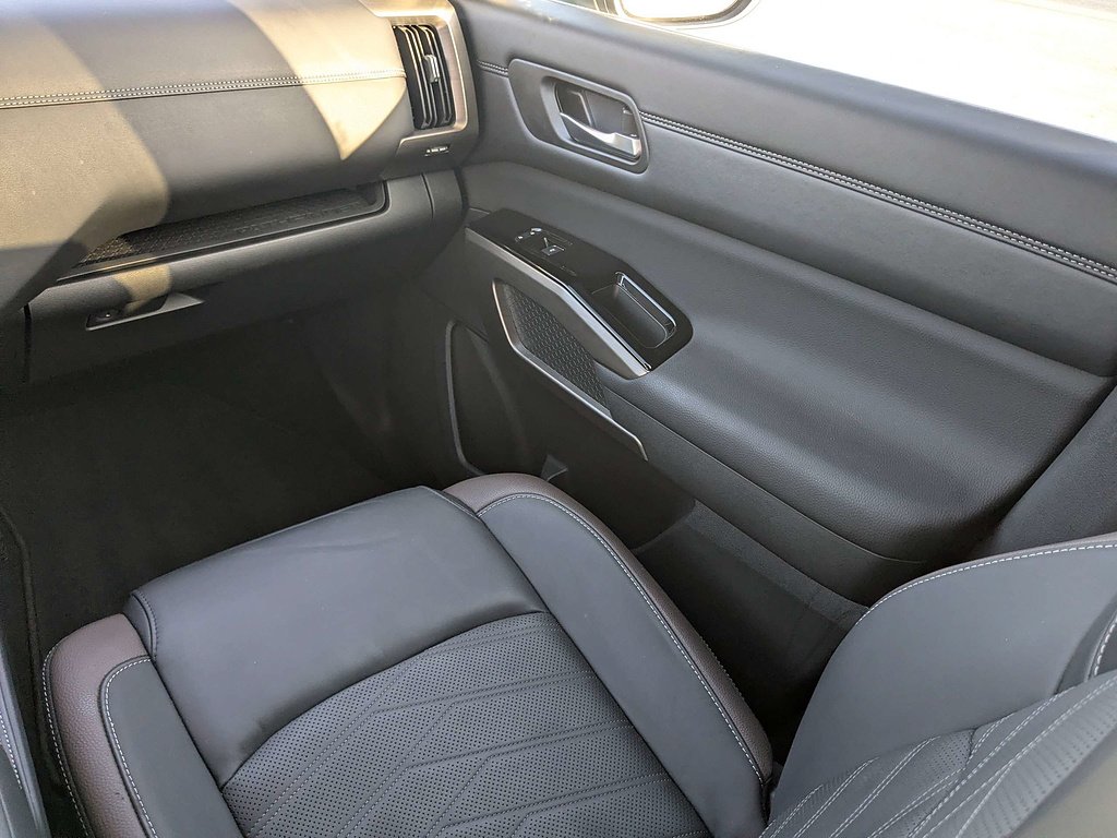 Used 2025 Gun Metallic Nissan Platinum image 18