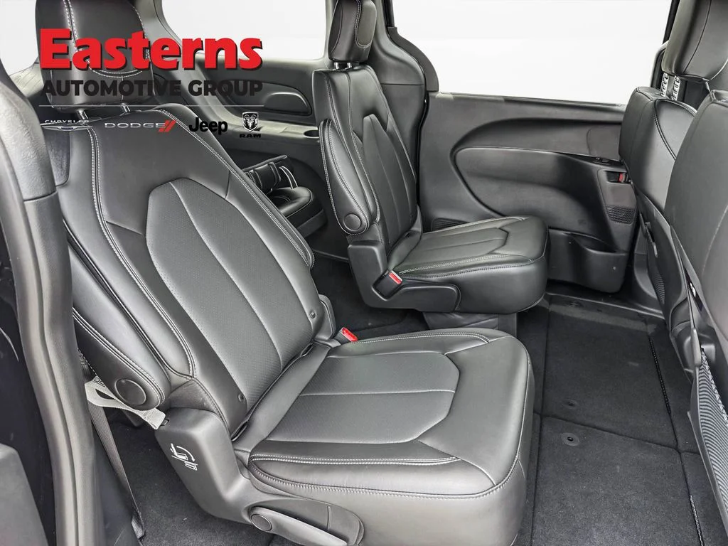 New 2025 Diamond Black Crystal Pearl-Coat Exterior Paint Chrysler Select image 24