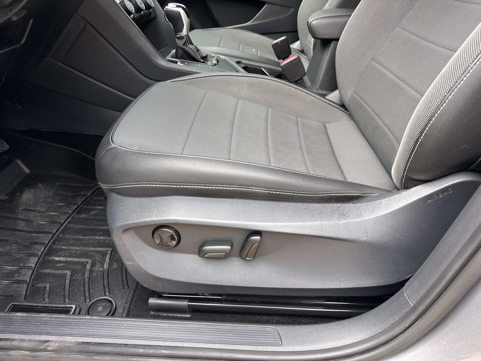 Used 2024 Pyrite Silver Metallic Volkswagen SE image 16