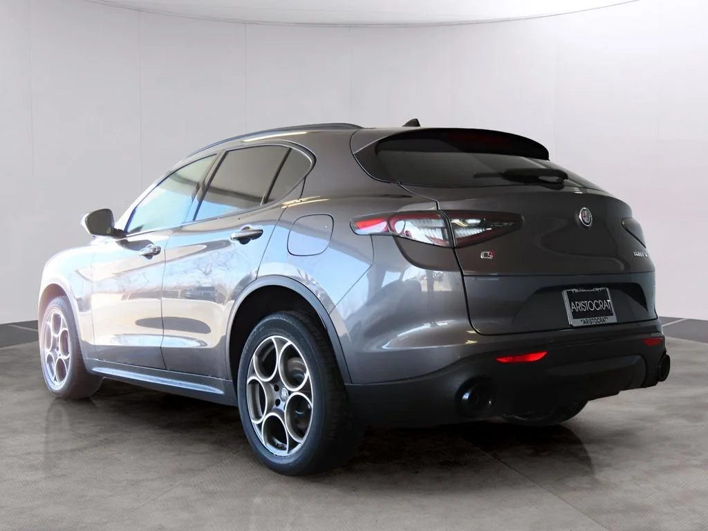 New 2025 Vesuvio Gray Metallic Exterior Paint Alfa Romeo Base image 5