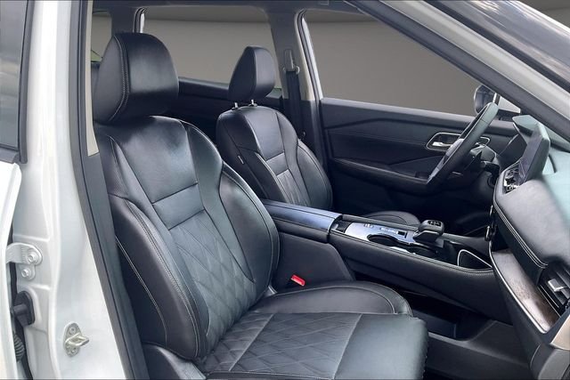 Used 2025 White Nissan Platinum image 7