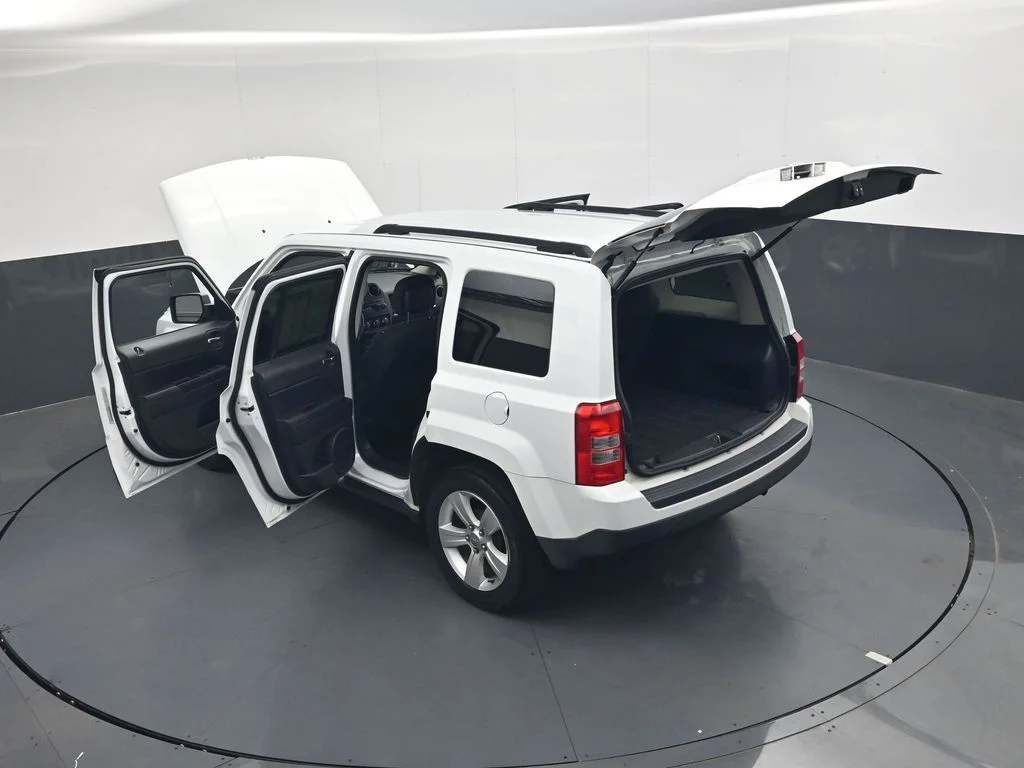 Used 2015 Bright White Clearcoat Jeep Latitude image 41