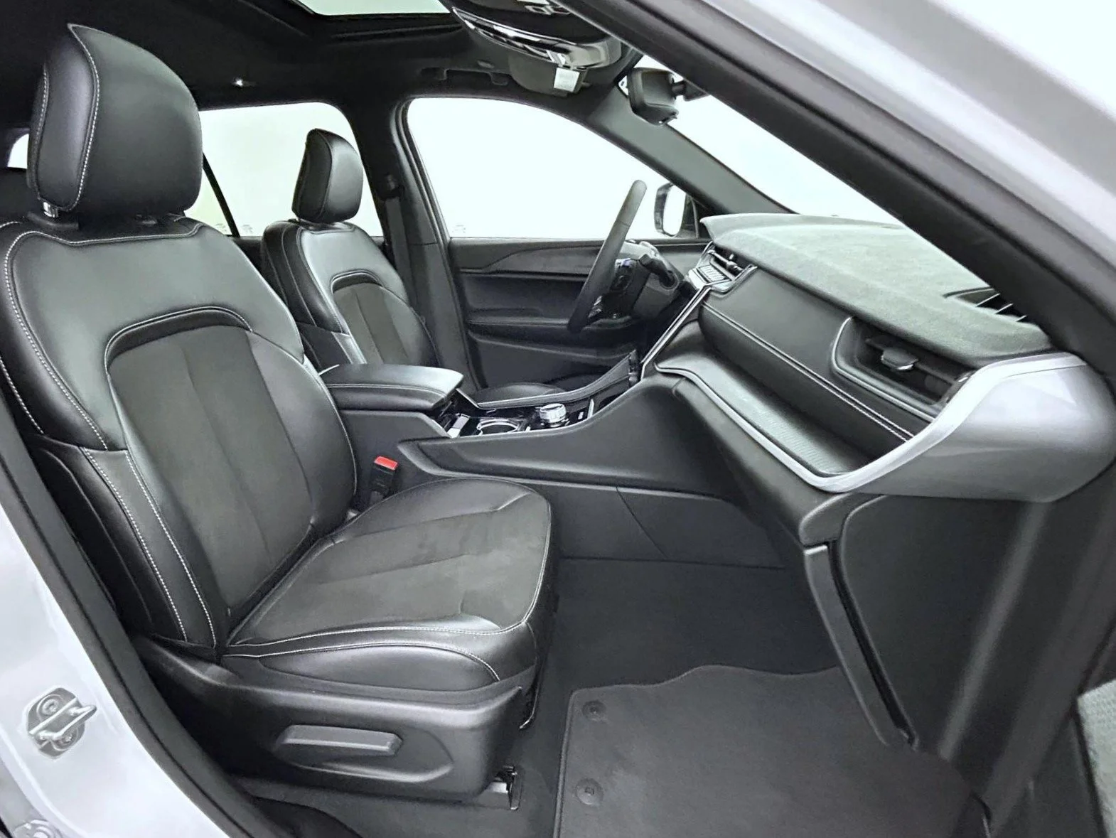 Used 2023 White Jeep Altitude X image 15
