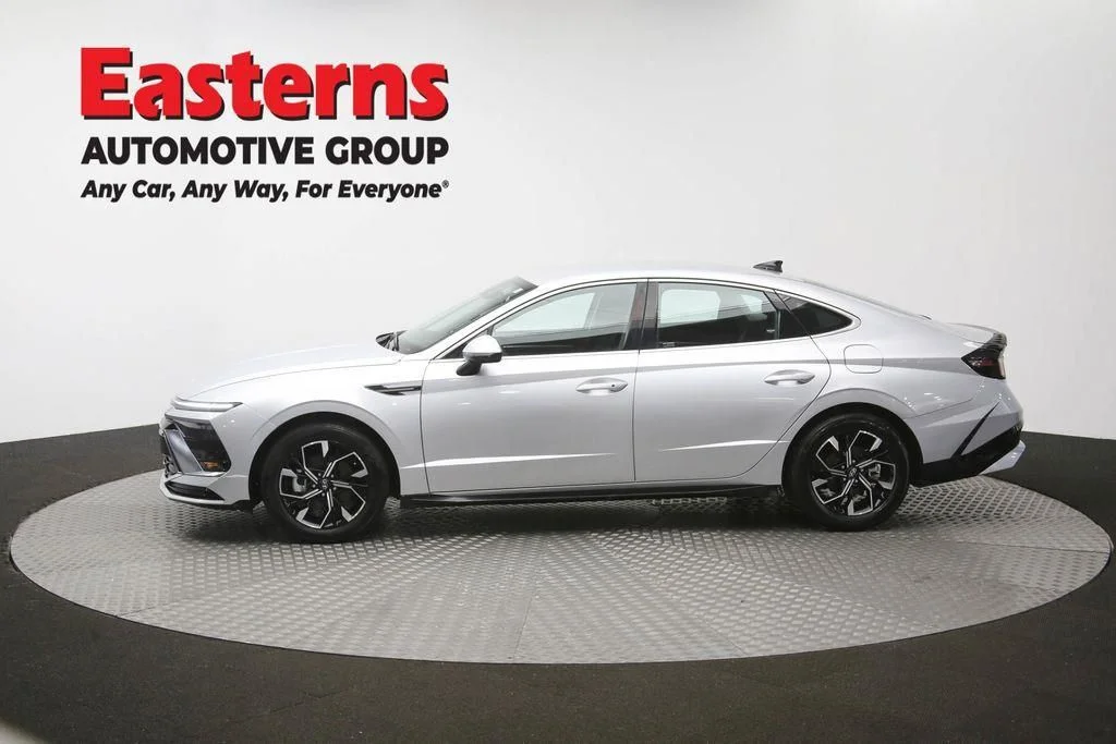 Used 2025 Silver Hyundai SEL image 62