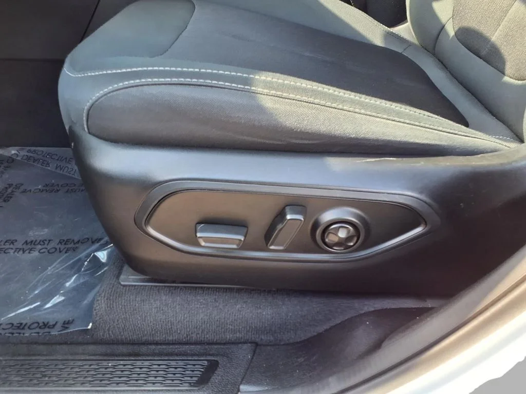 Used 2023 White/off-white Jeep Laredo image 23