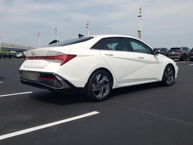 Used 2025 White Hyundai SEL Convenience image 5