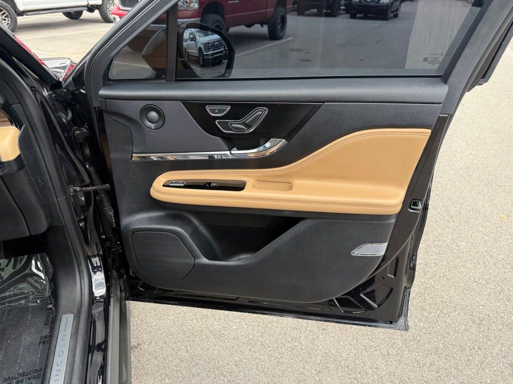 Used 2022 Infinite Black Metallic Lincoln Reserve image 19