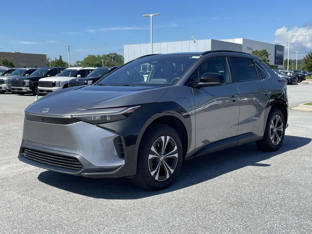 Used 2025 Heavy Metal Toyota XLE image 23