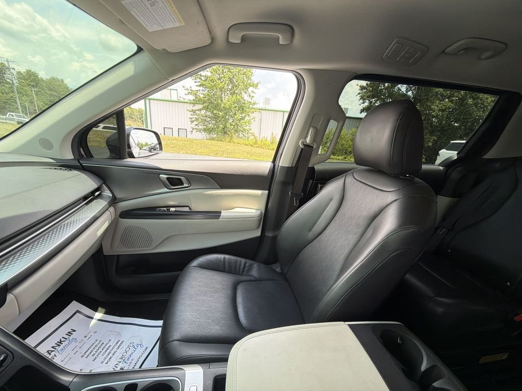 Used 2024 Black Kia LX image 11