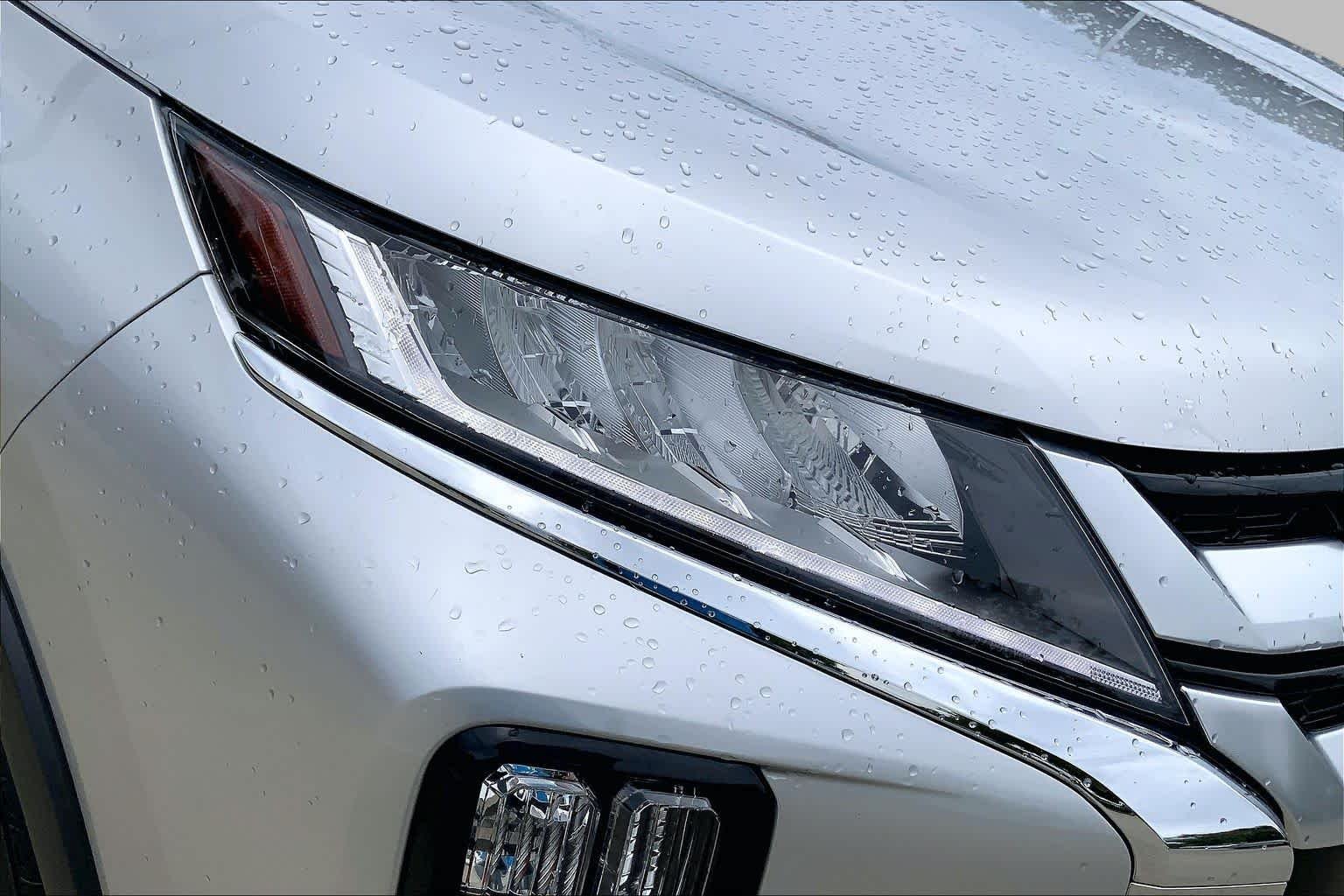 Used 2024 Alloy Silver Metallic Mitsubishi SE image 26