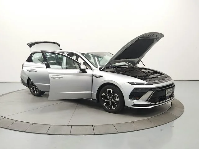 Used 2025 Silver Hyundai SEL image 10