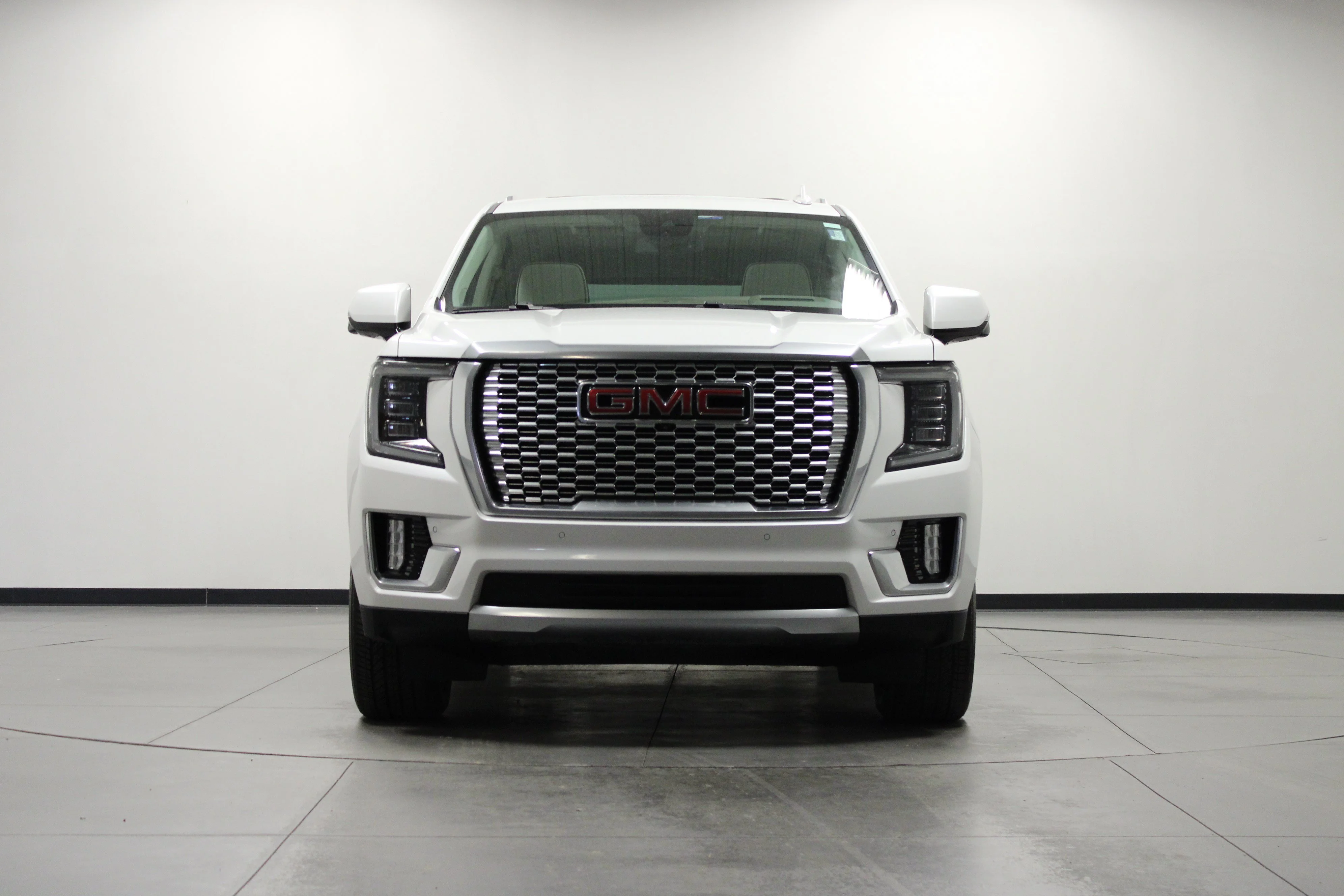 Used 2024 White Frost Tricoat GMC Denali image 9