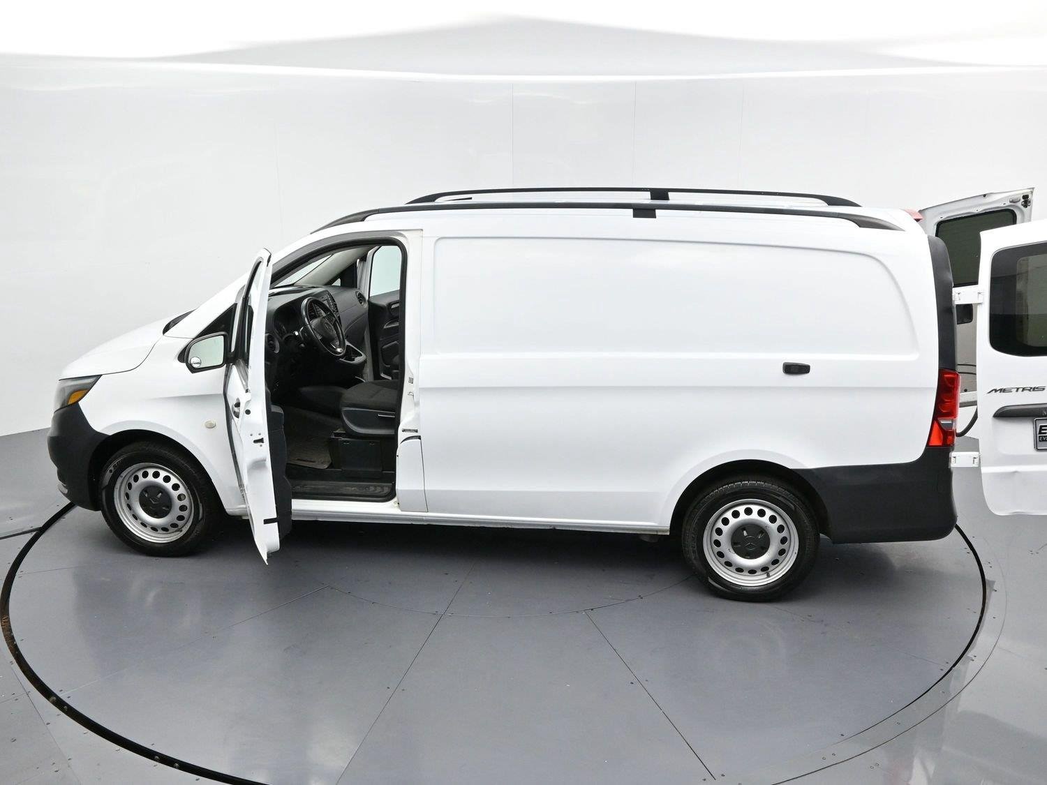 Used 2016 Arctic White Mercedes-Benz RWD 126" image 34