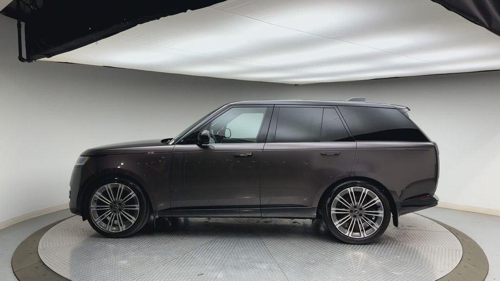 Used 2024 Charente Gray Premium Metallic Land Rover SE image 5