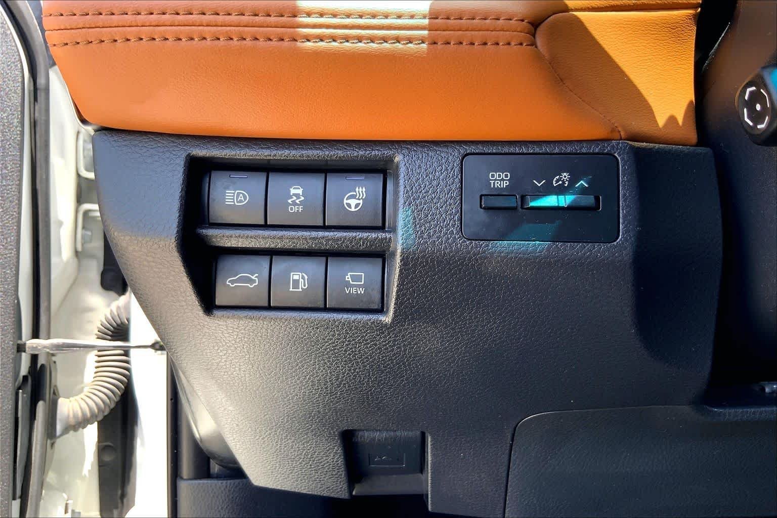 Used 2022 Wind Chill Pearl Toyota Limited image 33