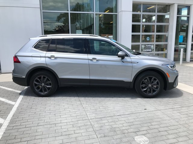 Used 2022 Pyrite Silver Metallic Volkswagen SE image 9