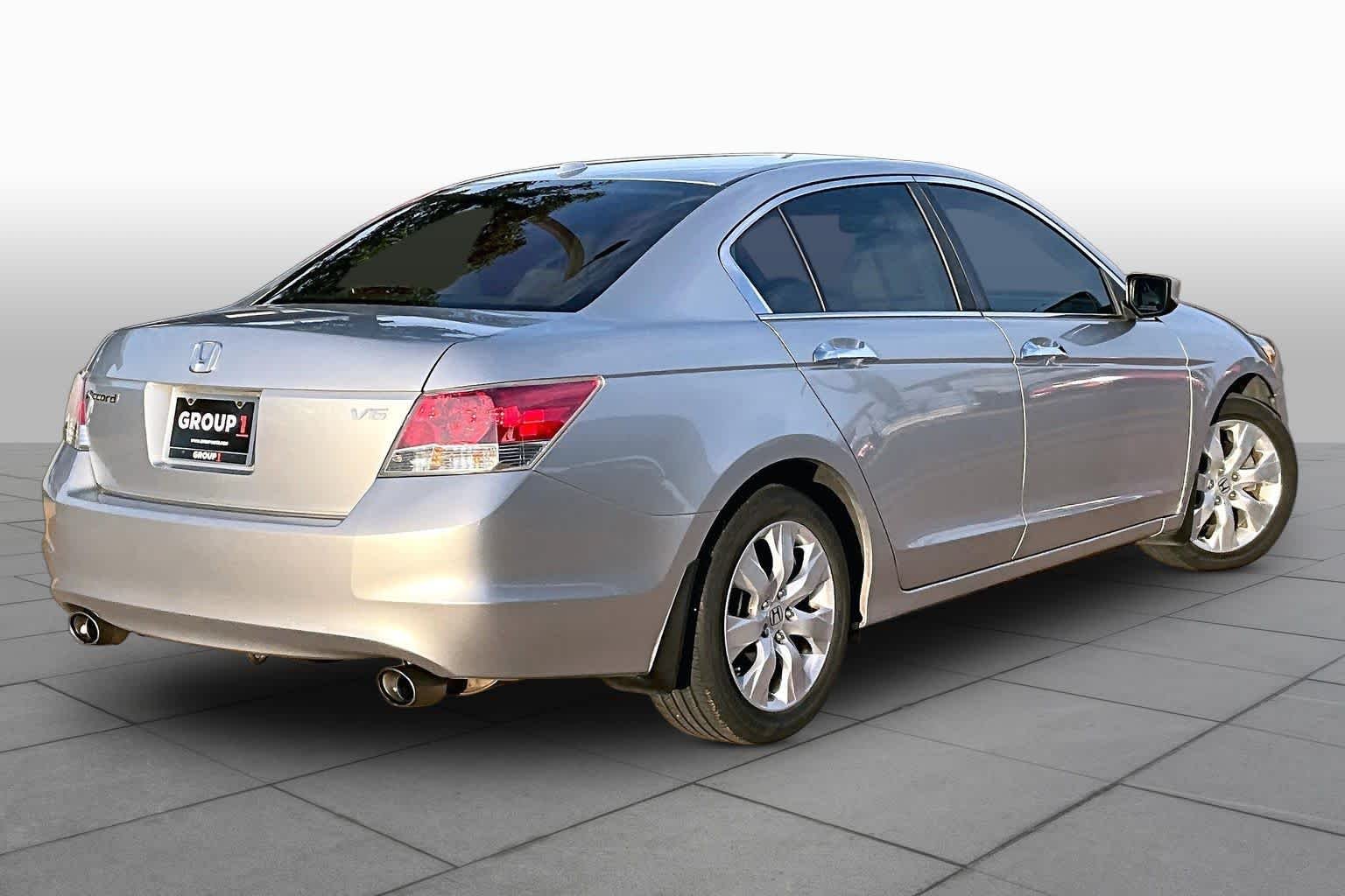 Used 2009 Alabaster Silver Metallic Honda EX-L image 12