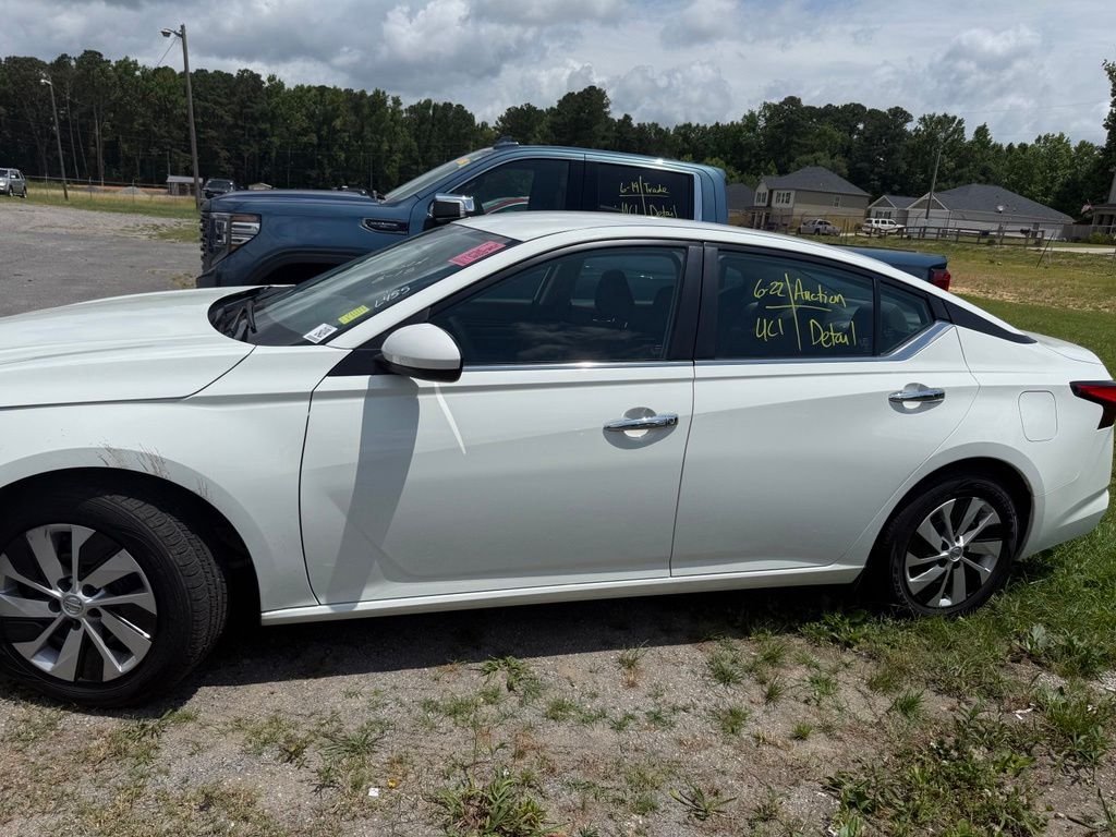 Used 2022 Glacier White Nissan 2.5 S image 1