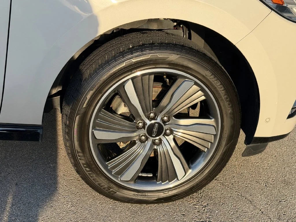Used 2019 Ceramic Pearl Metallic Lincoln Reserve image 9