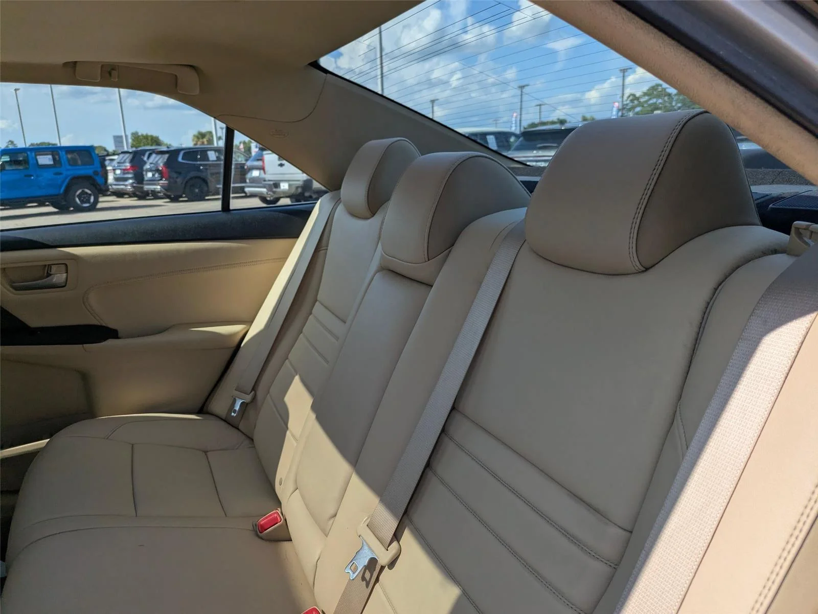 Used 2017 Creme Brulee Mica Toyota XLE image 28