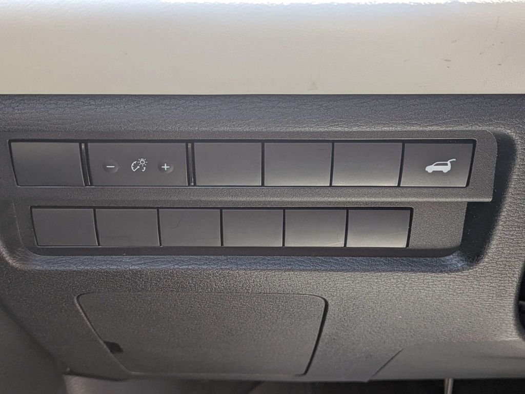 Used 2025  Mitsubishi SE image 24