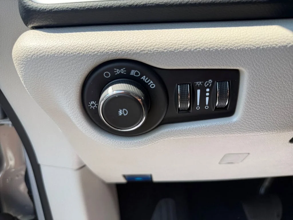 Used 2024 Silver Chrysler Touring L image 35