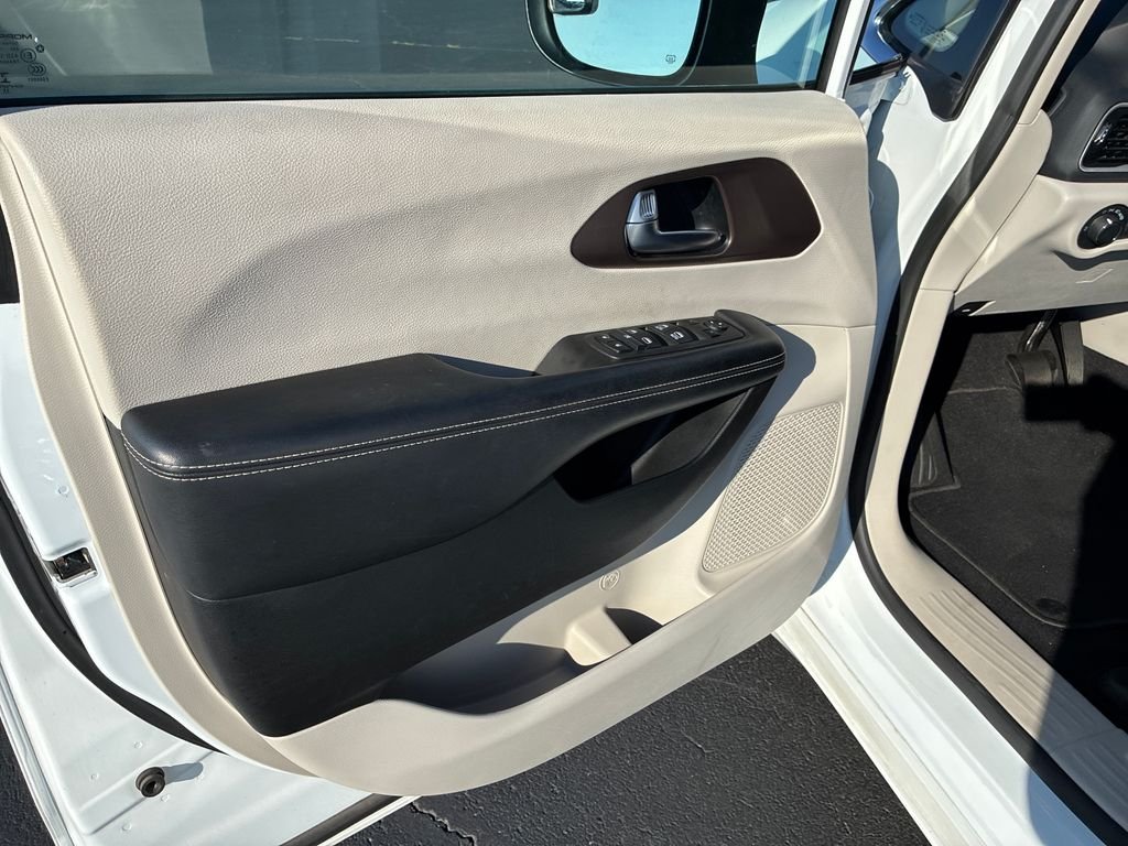 Used 2022 White Chrysler LX image 12