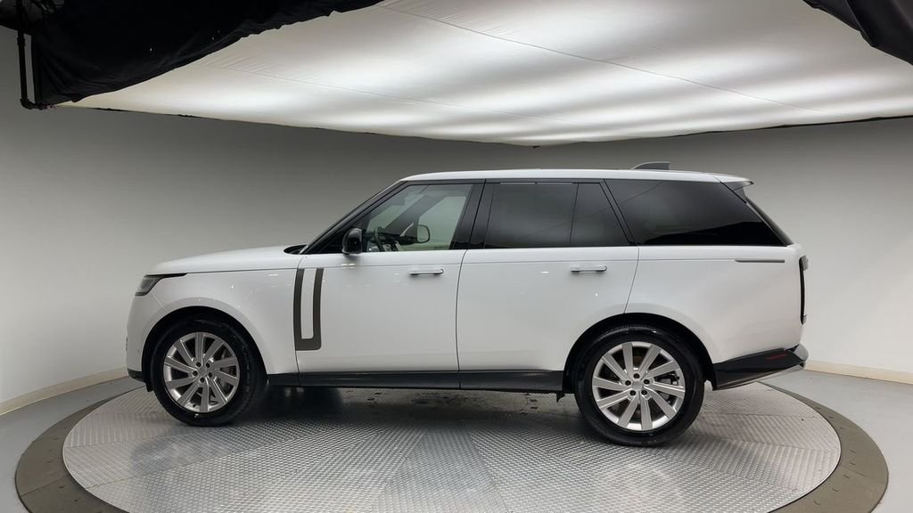 Used 2025  Land Rover SE image 5