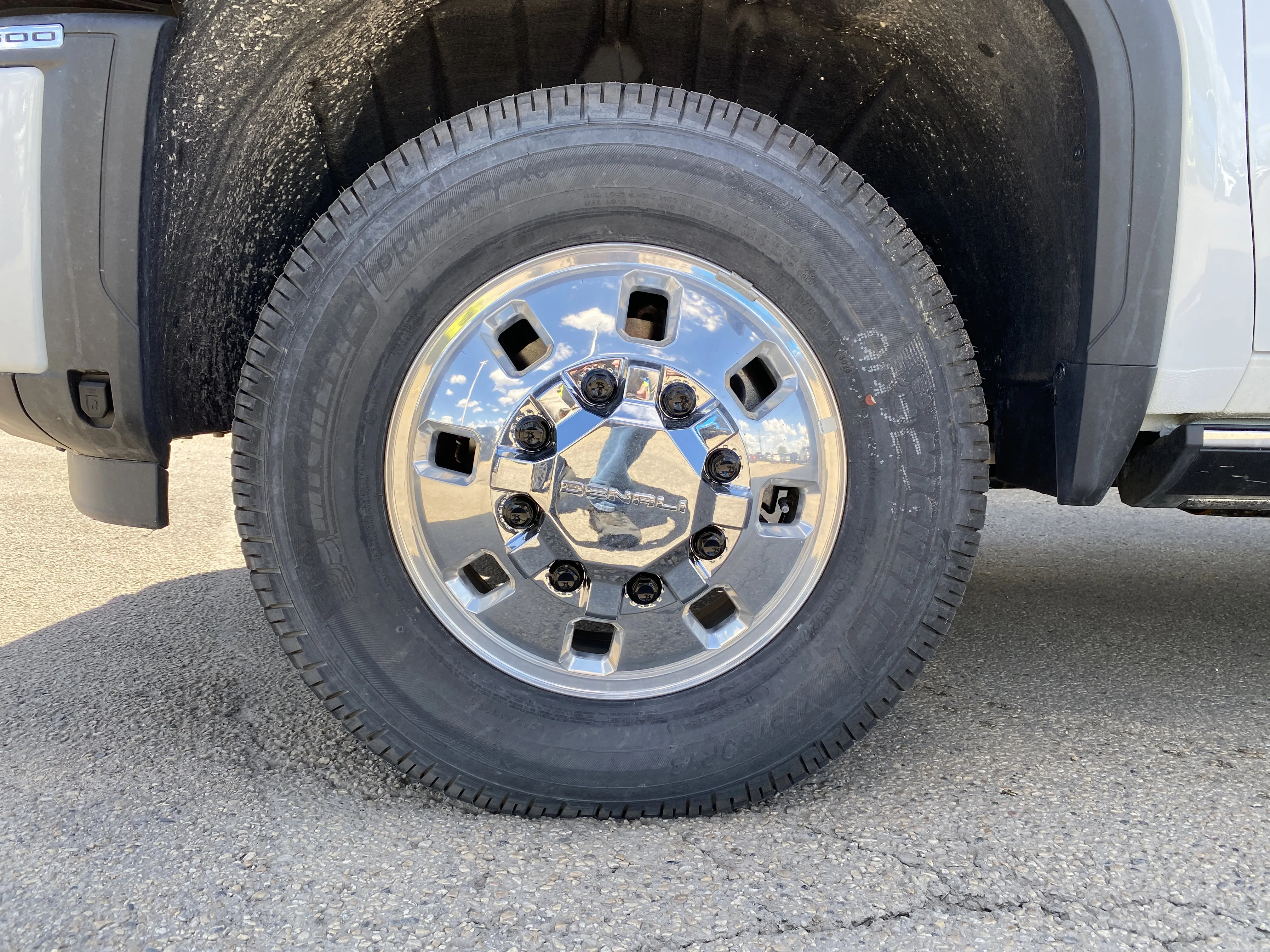 New 2026 GLACIER WHITE TRICOAT GMC Denali Ultimate image 13