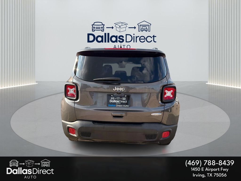 Used 2018 Granite Crystal Metallic Clearcoat Jeep Latitude image 7