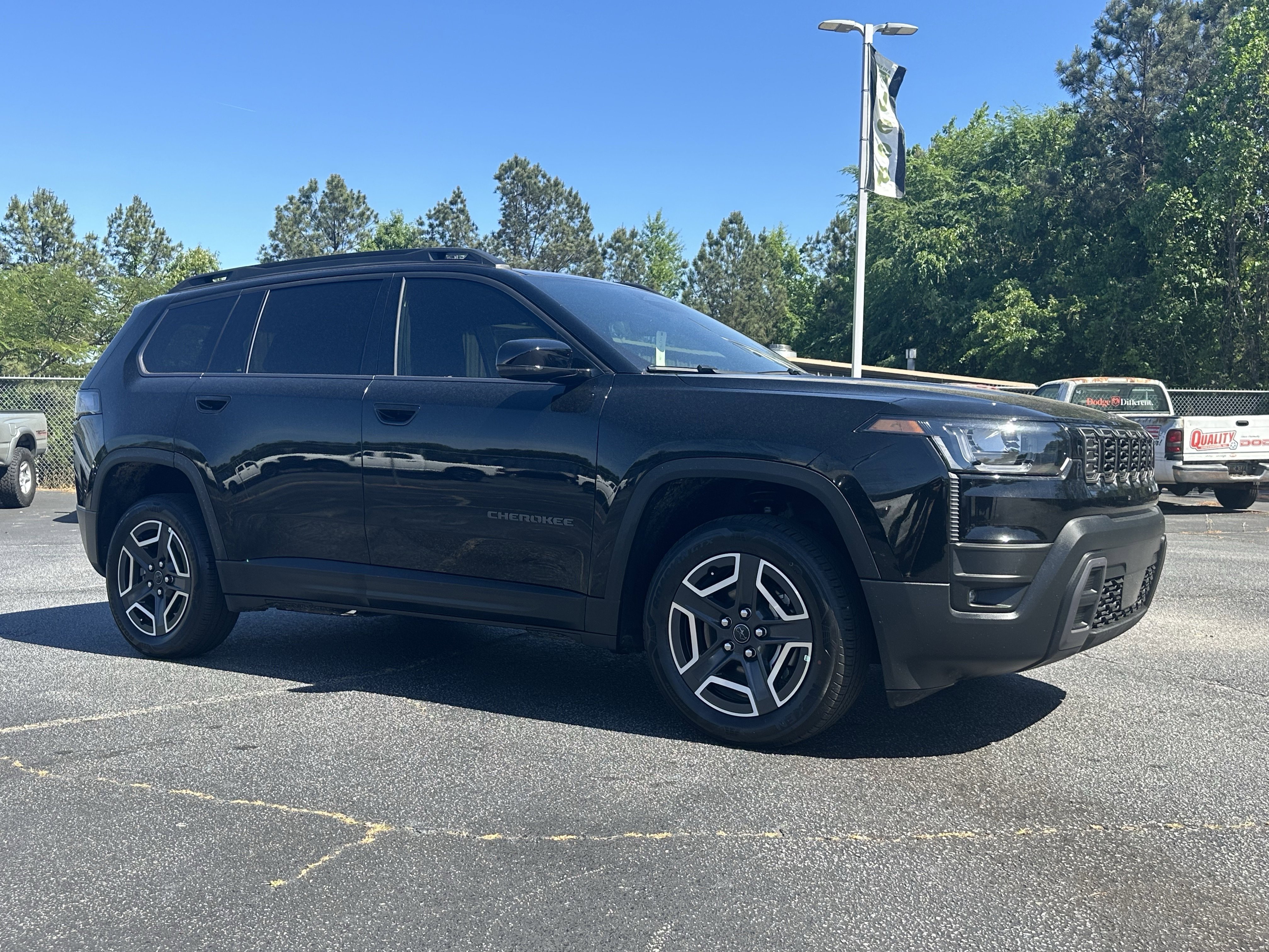 New 2026 Diamond Black Crystal Pearl-Coat Exterior Paint Jeep Limited image 2