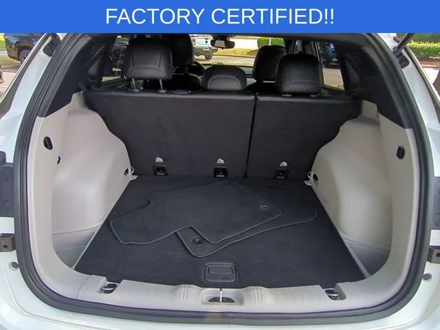 Used 2024 White Jeep Latitude image 33