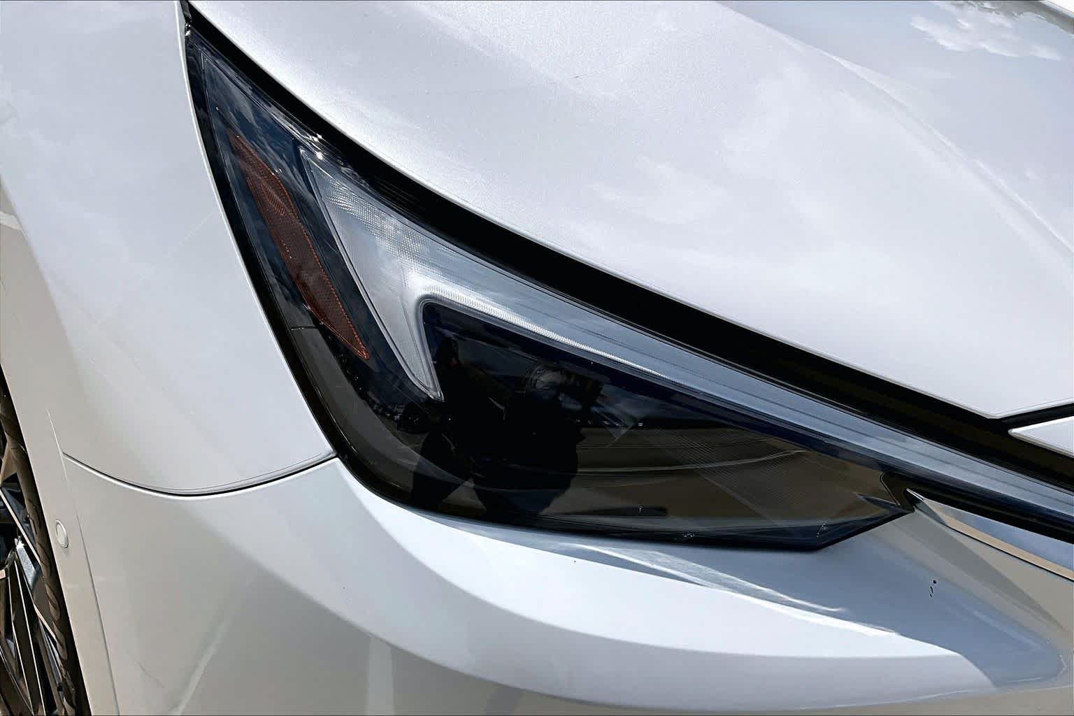 Used 2025 Wind Chill Pearl Lexus Premium image 27