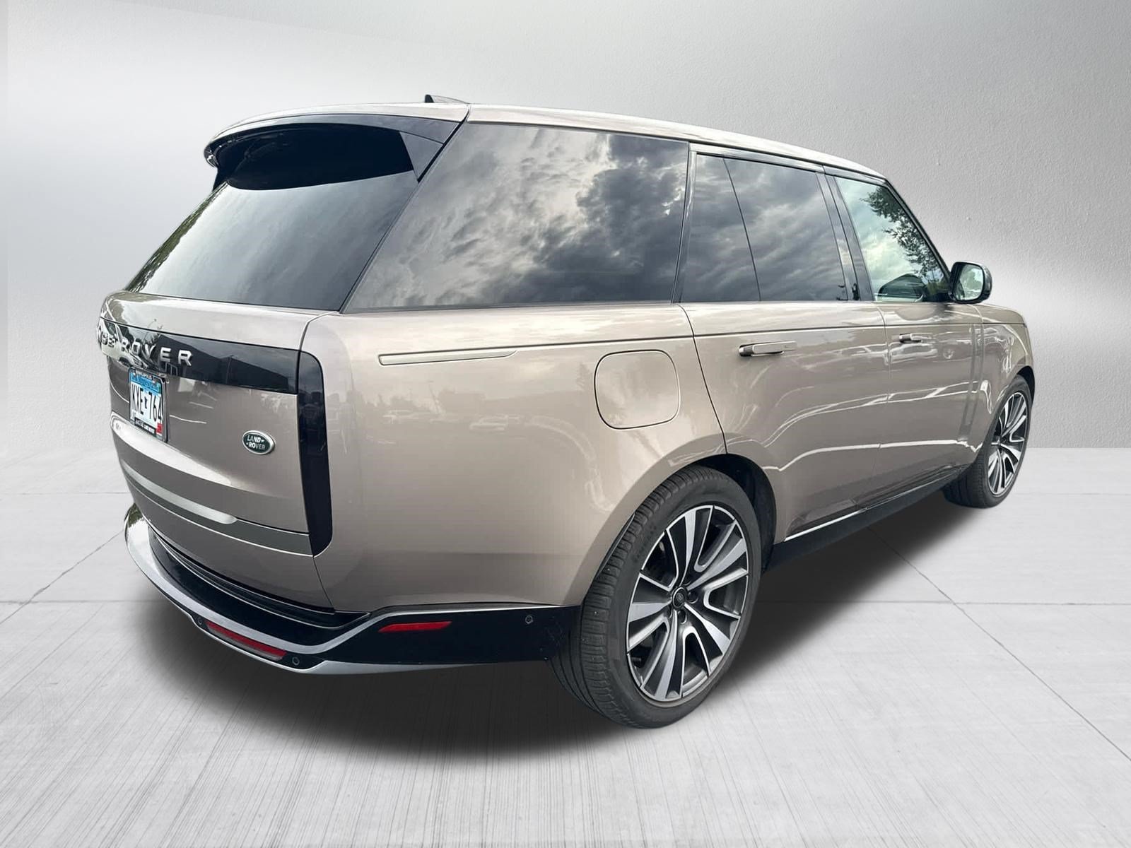 Used 2023 Lantau Bronze Metallic Land Rover SE image 4