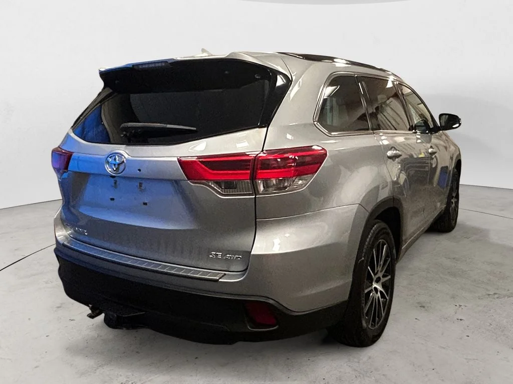 Used 2017 Celestial Silver Toyota XLE V6 image 5