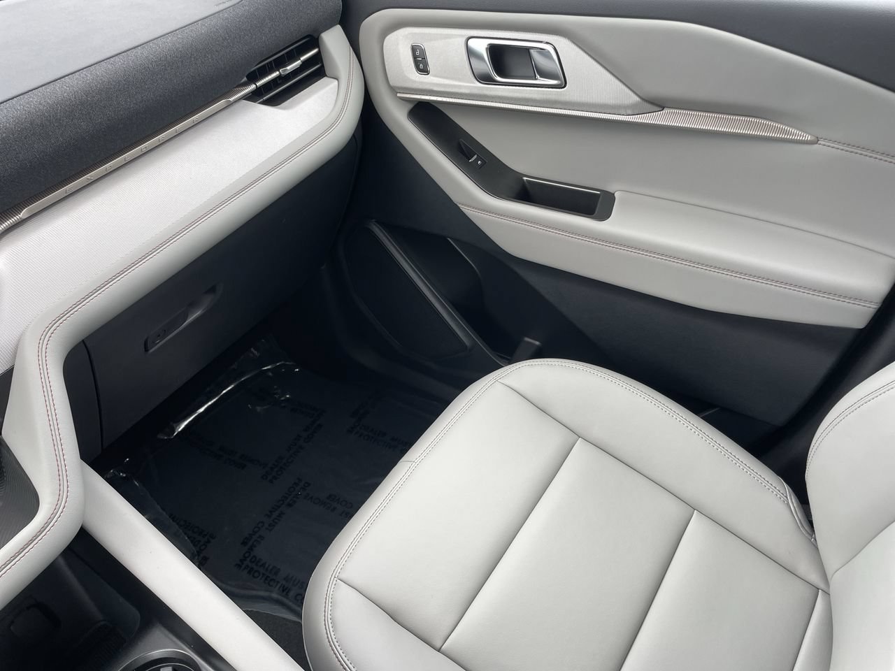 New 2026 Star White Metallic Tri-Coat Ford Active image 15