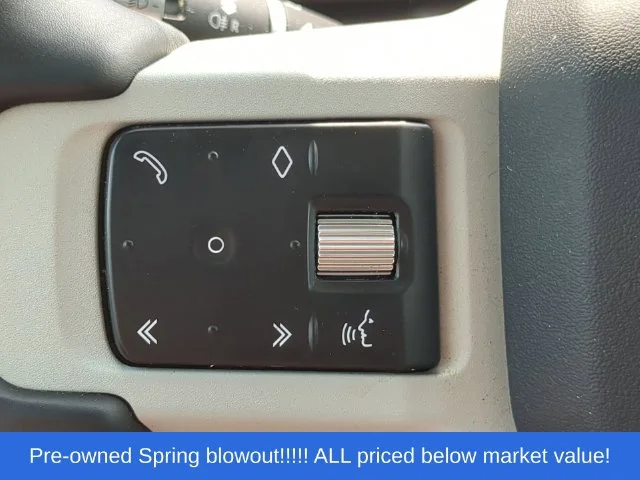 Used 2020  Land Rover SE image 27