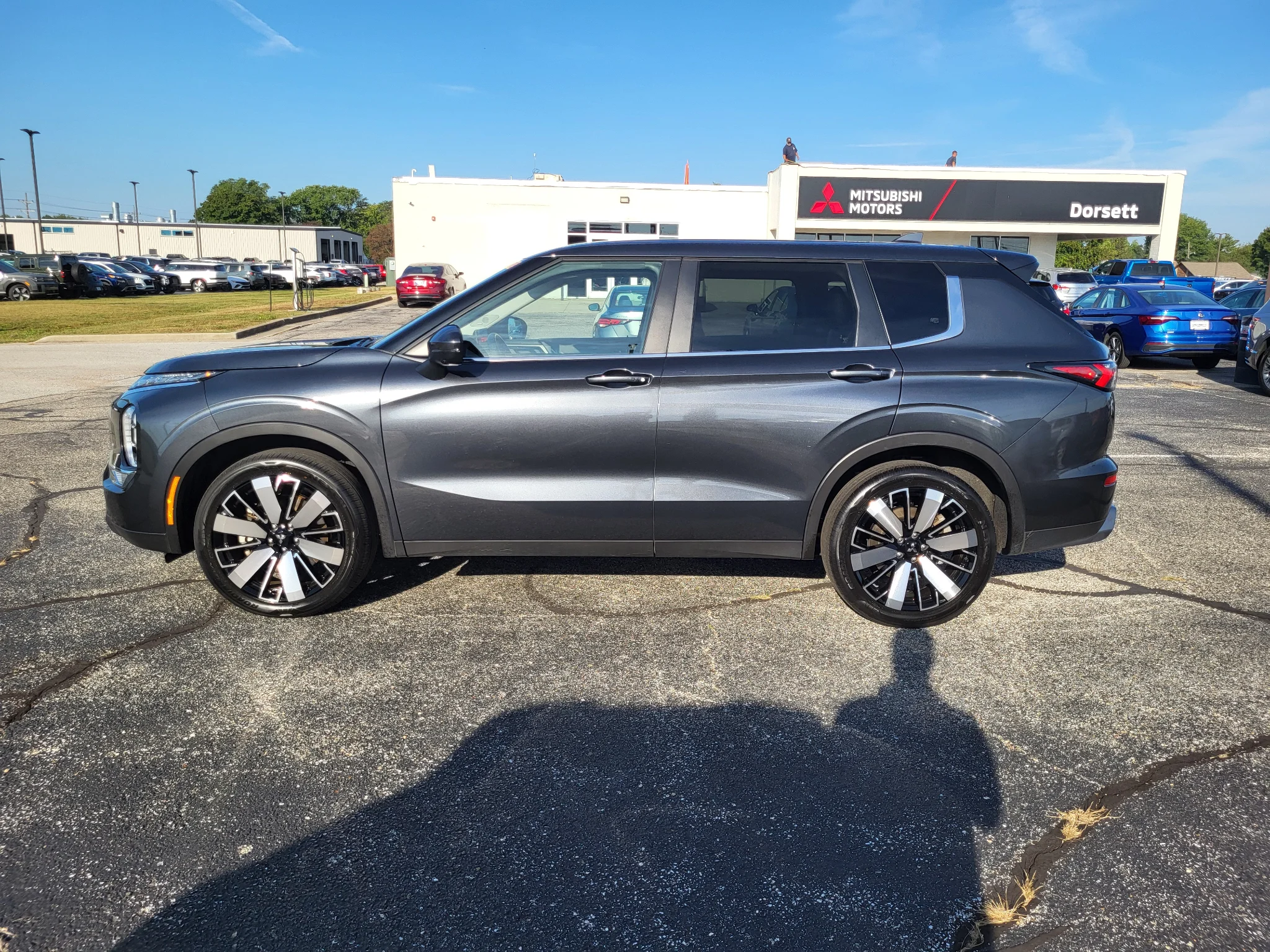Used 2025 Cosmic Blue Metallic Mitsubishi SE image 9