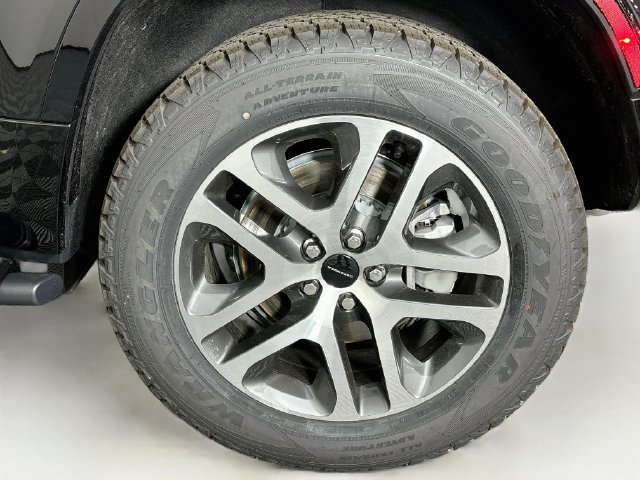 New 2026 Black Land Rover X-Dynamic SE image 27