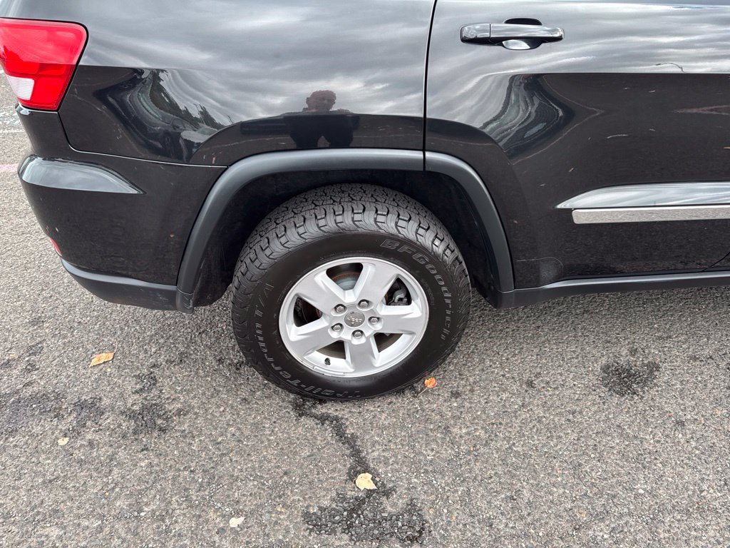 Used 2013 Brilliant Black Crystal Pearlcoat Jeep Laredo image 9