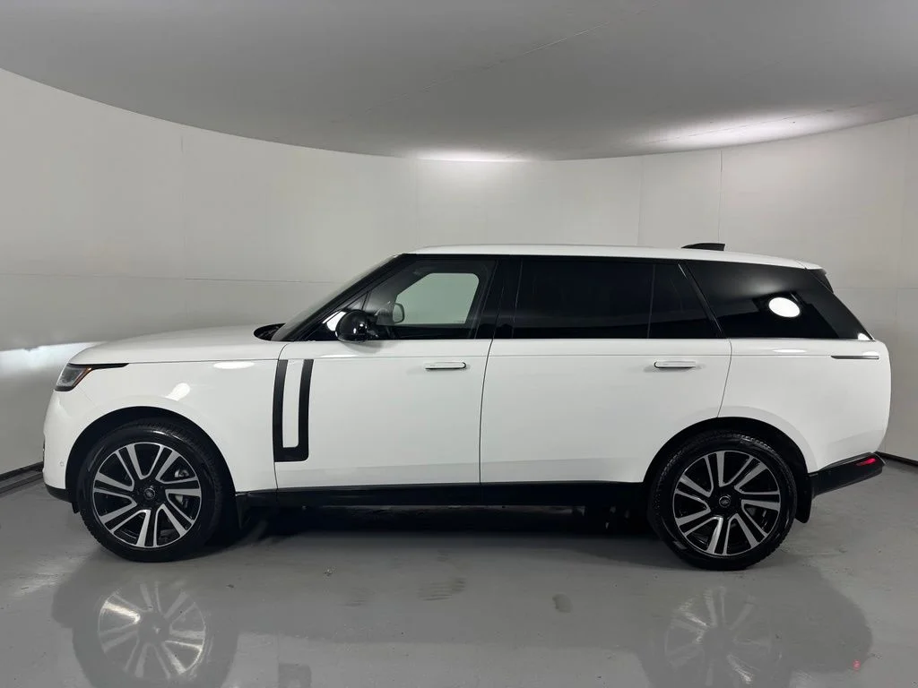 Used 2025 Fuji White Land Rover SE image 8