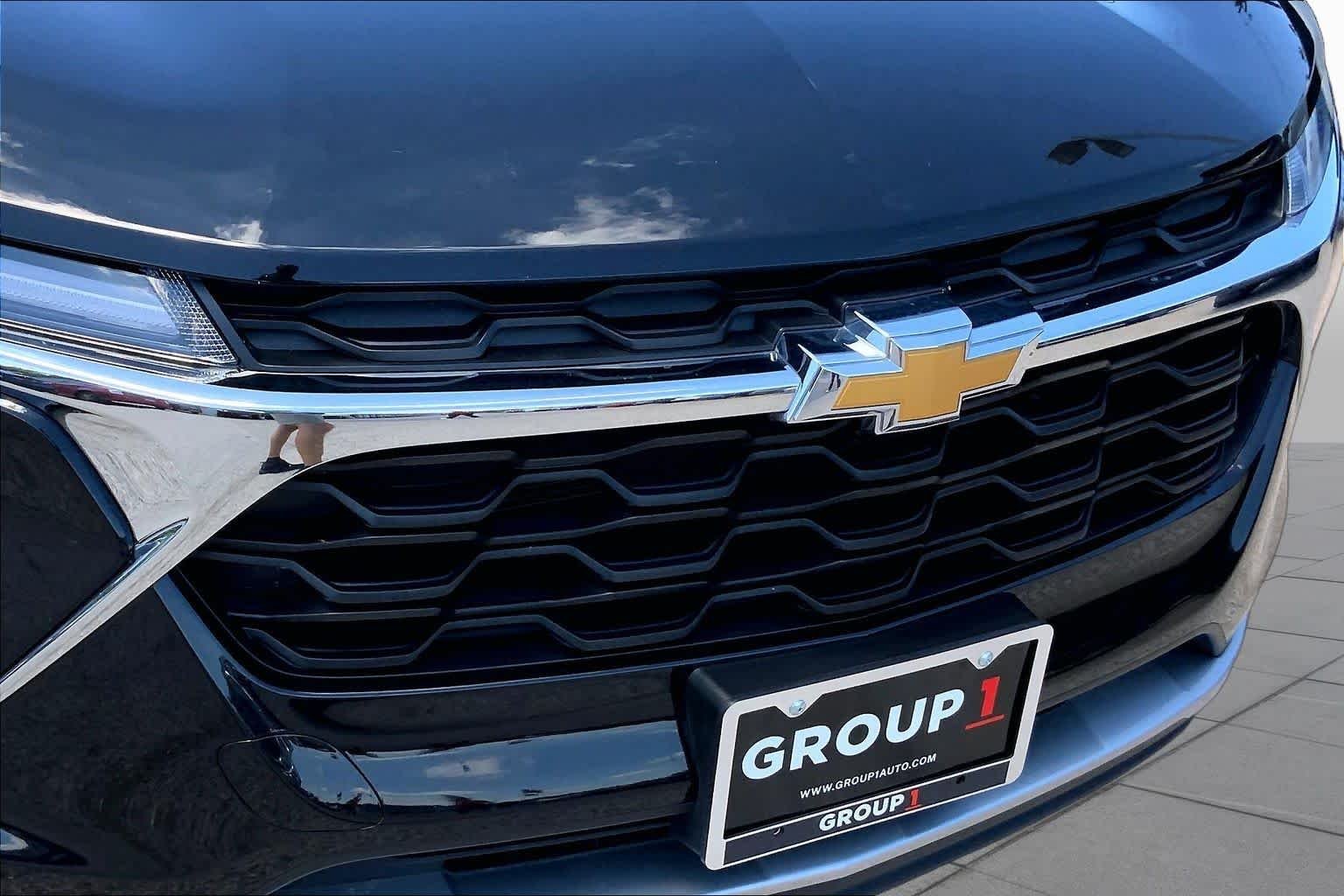 Used 2025 Mosaic Black Metallic Chevrolet LT image 29