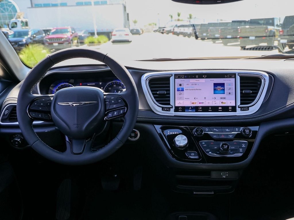 New 2026 Bright White Clear-Coat Exterior Paint Chrysler Select image 20