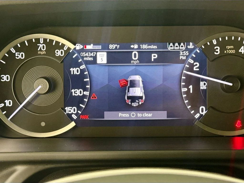 Used 2023 Green Land Rover X-Dynamic SE image 12
