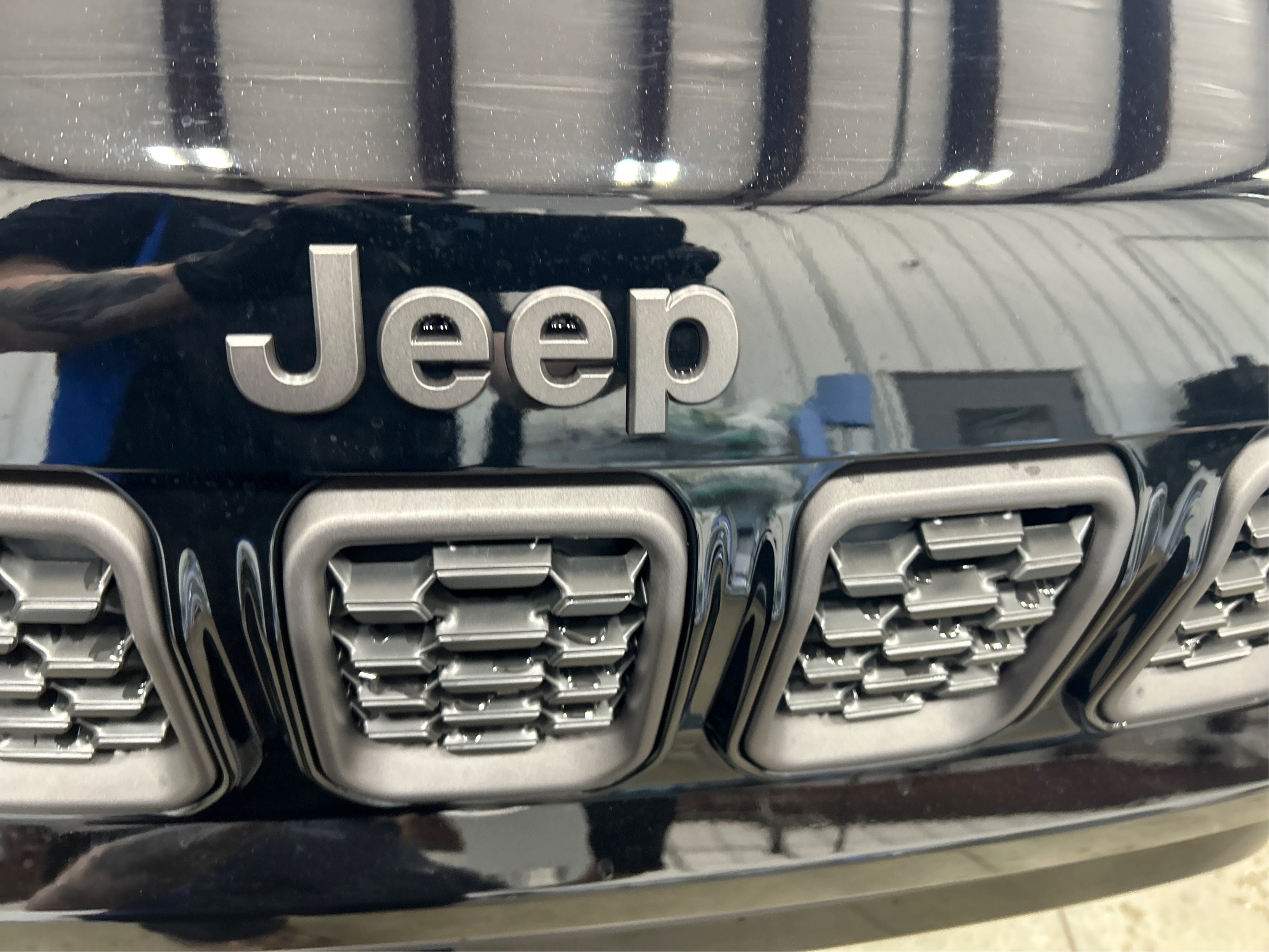 New 2026 Diamond Black Crystal Pearl-Coat Exterior Paint Jeep Latitude image 23