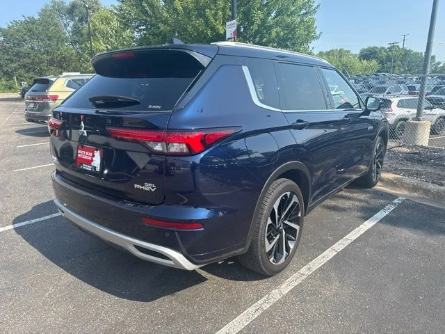 Used 2024 Cosmic Blue Metallic Mitsubishi SEL image 2